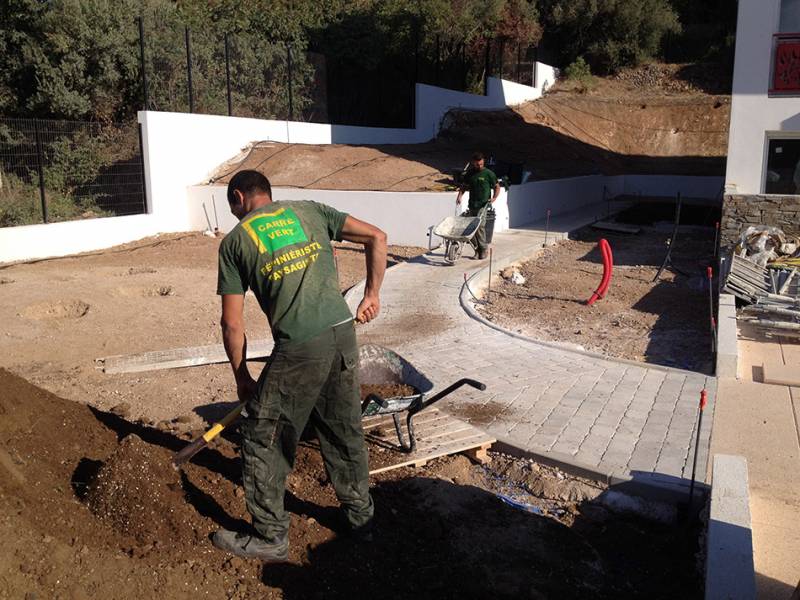 Création de jardin pour un immeuble varois.