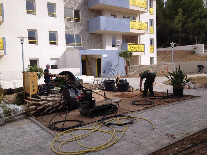 Nous proposons des services complets pour vos jardins et espaces verts : de la création à l’aménagement de jardins et d’espaces verts en passant par l’entretien et les traitements des végétaux, nous proposons des prestations complètes pour mieux vous acco