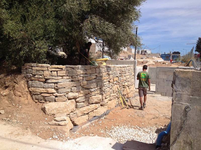 Nous sélectionnons soigneusement les pierres en carrière pour donner à votre jardin un cachet unique, et réalisons des murs montés avec des pierres de caractère.