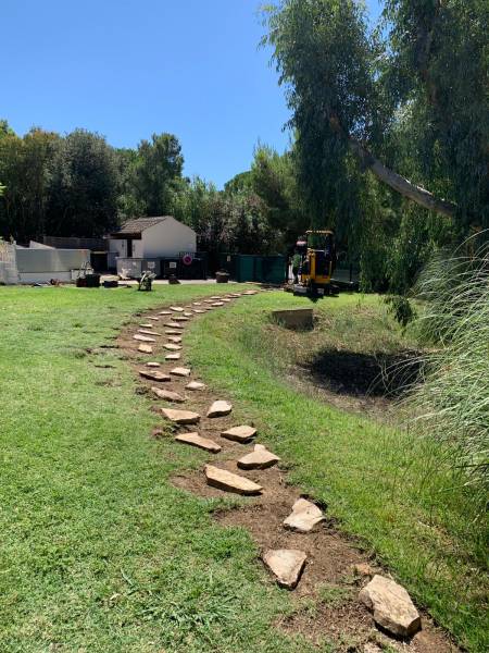 Chemin de jardin professionnel dans le Var